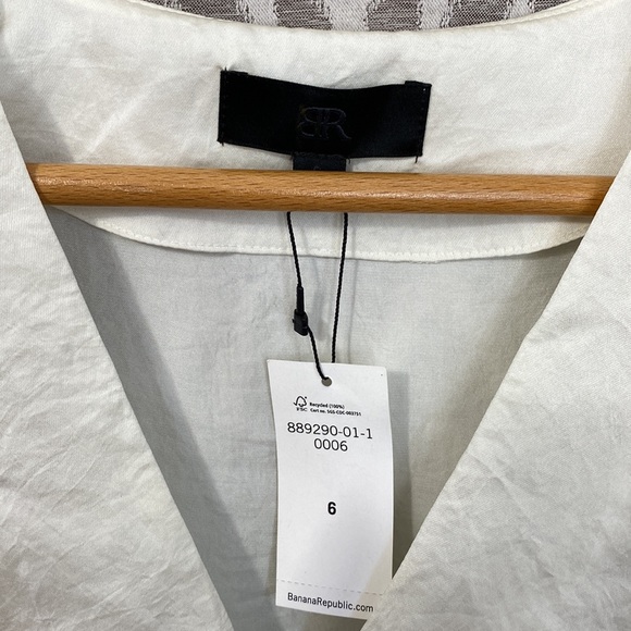 Banana Republic Sleeveless Ivory/ Cream V-Neck Blouse with Tulip Hem Size: 6 NWT - Picture 2 of 3